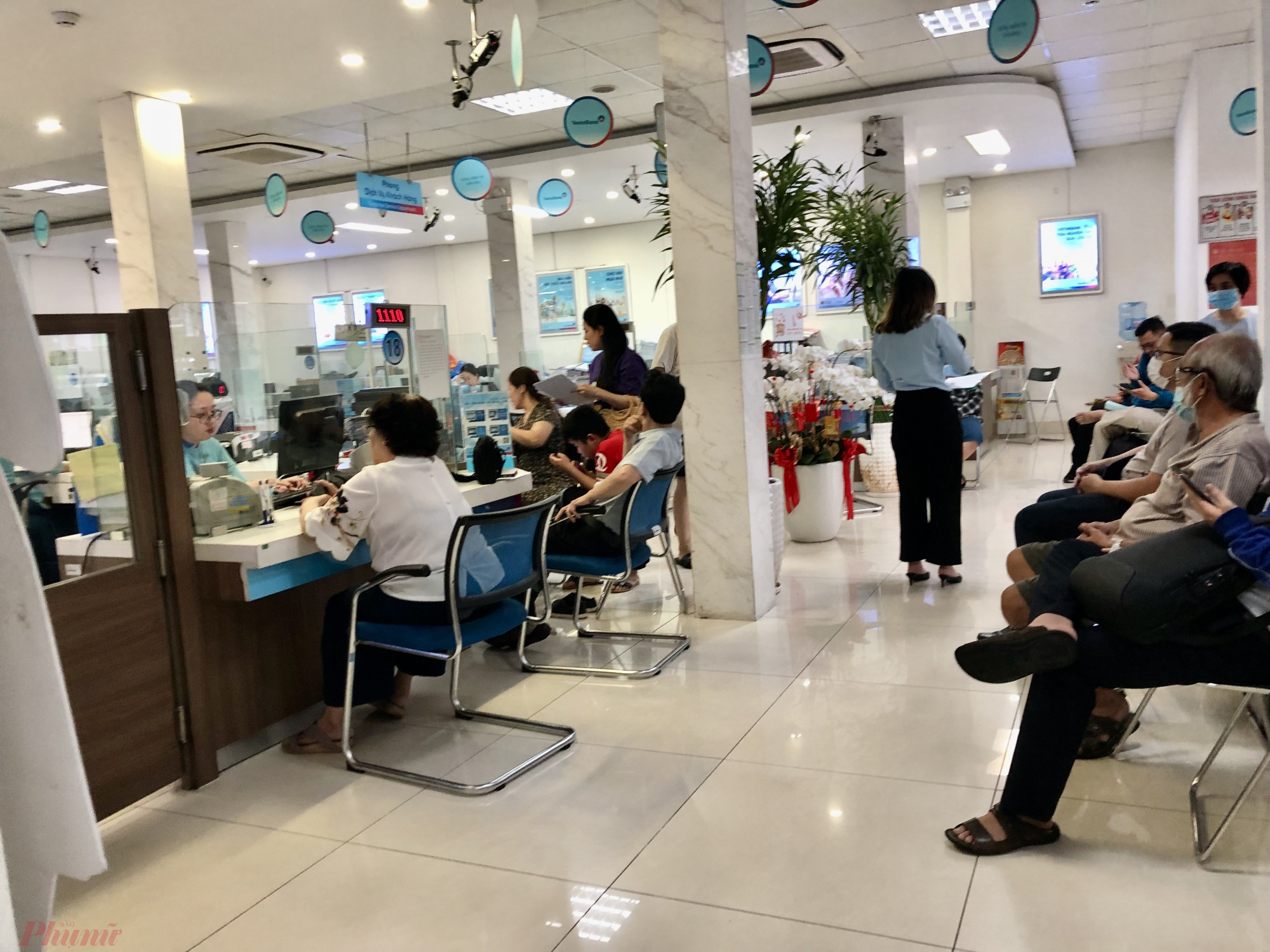 Cùng thời điểm, tại phòng giao dịch ngân hàng TMCP Công Thương Việt Nam (Vietinbank) chi nhánh CN3 (quận 3), lượng khách đến giao dịch khá đông.