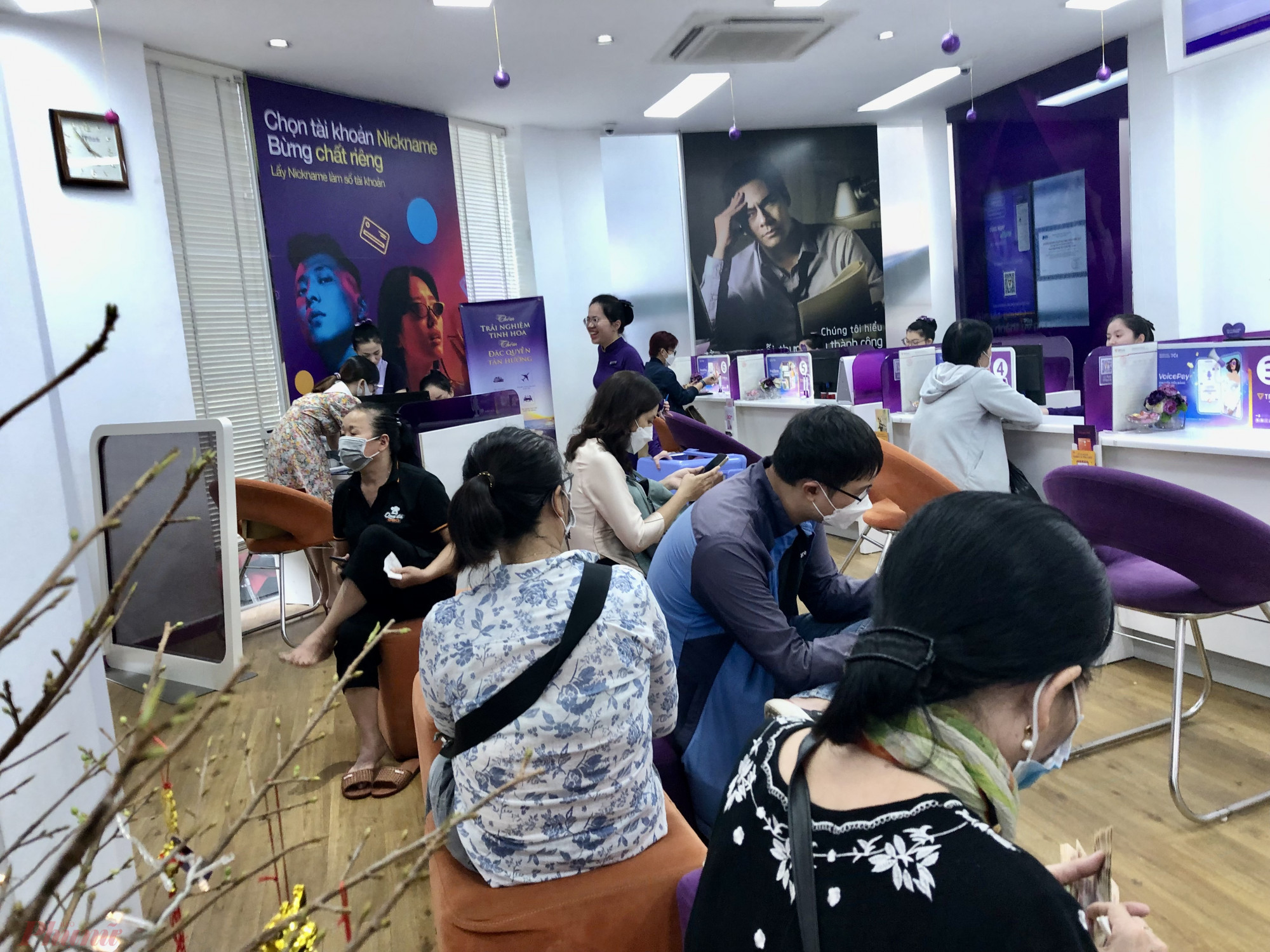Tại phòng giao dịch TPBank chi nhánh Hồ Chí Minh (quận 3), có khoảng chục khách đang ngồi chờ đến lượt giao dịch. 