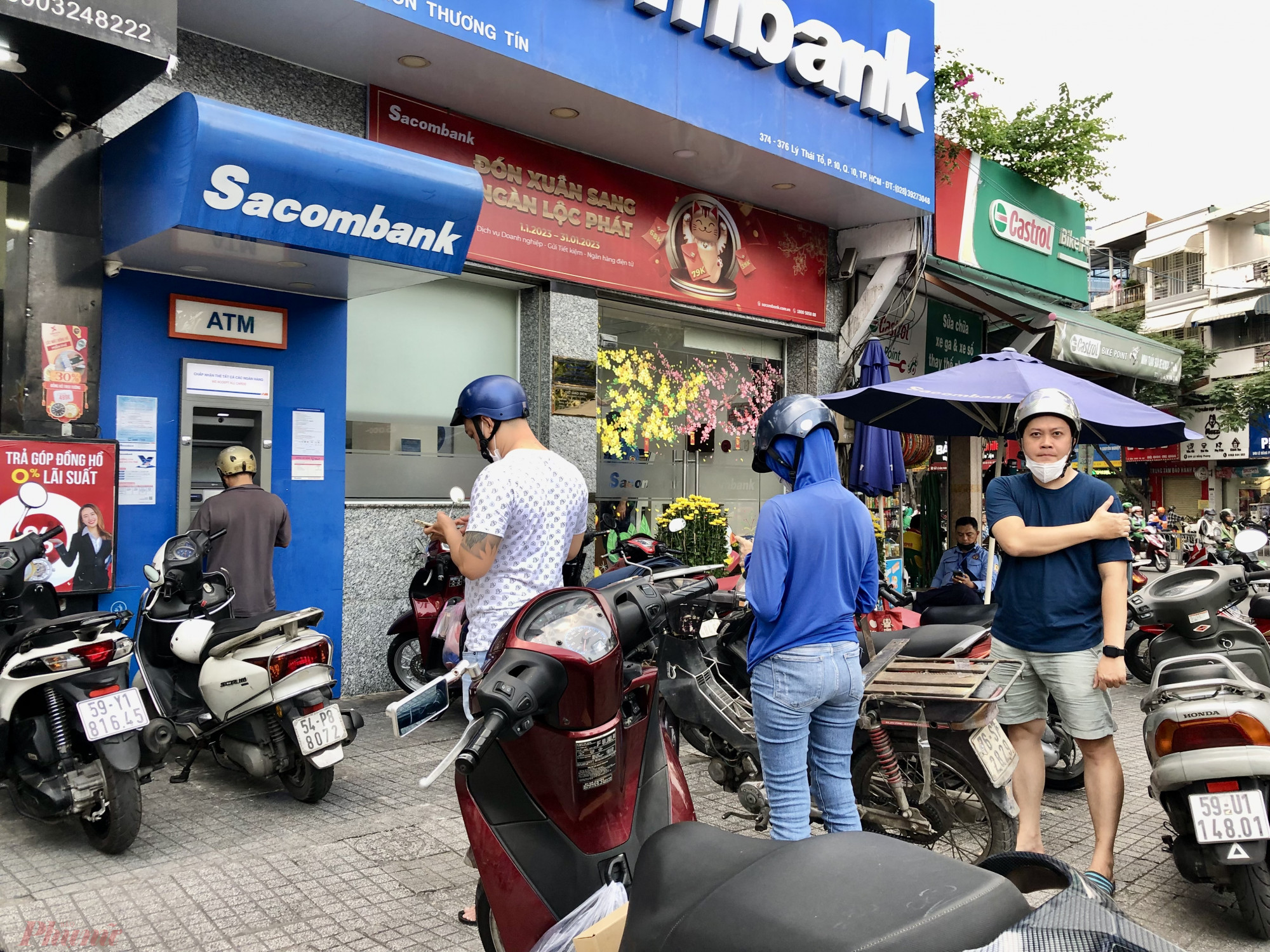 Tại các trụ ATM thuộcc các quận xa hơn cũng không có cảnh xếp hàng chờ rút tiền. Như tại trụ ATM ngân hàng TMCP Sài Gòn Thương Tín (Sacombank) chỉ vài khách chờ rút, mỗi khách chỉ chờ khoảng 5 phút là đến lượt rút. 