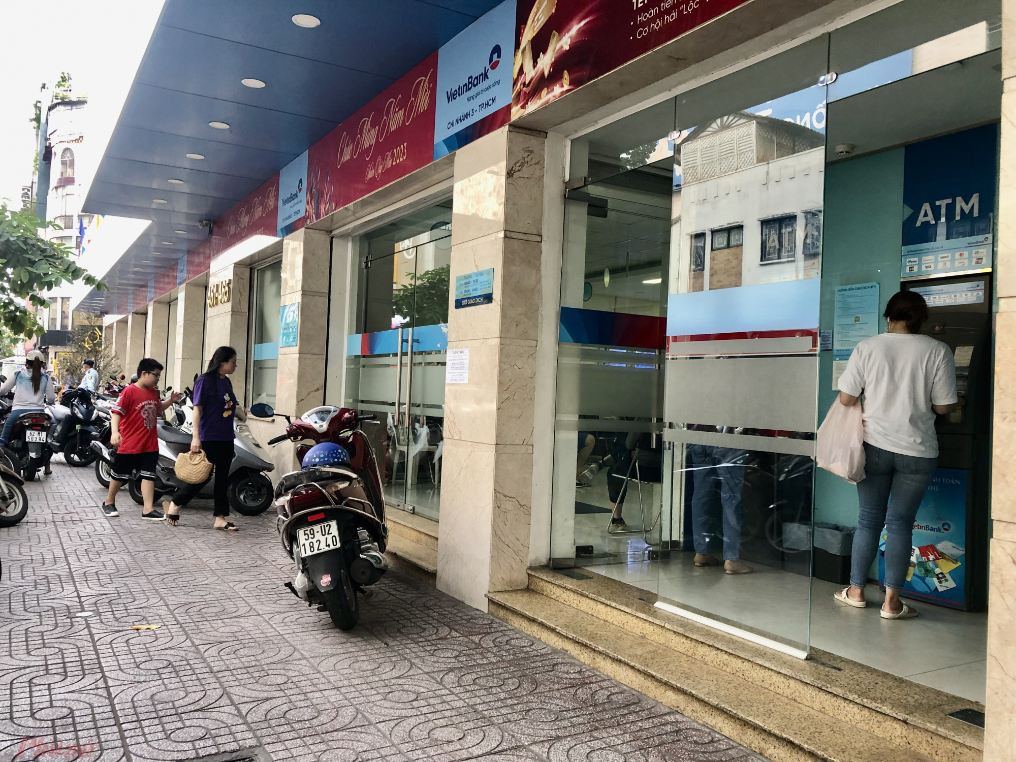 Trụ ATM bên ngoài phòng giao dịch cũng không có tình trạng xếp hàng chờ rút tiền. 