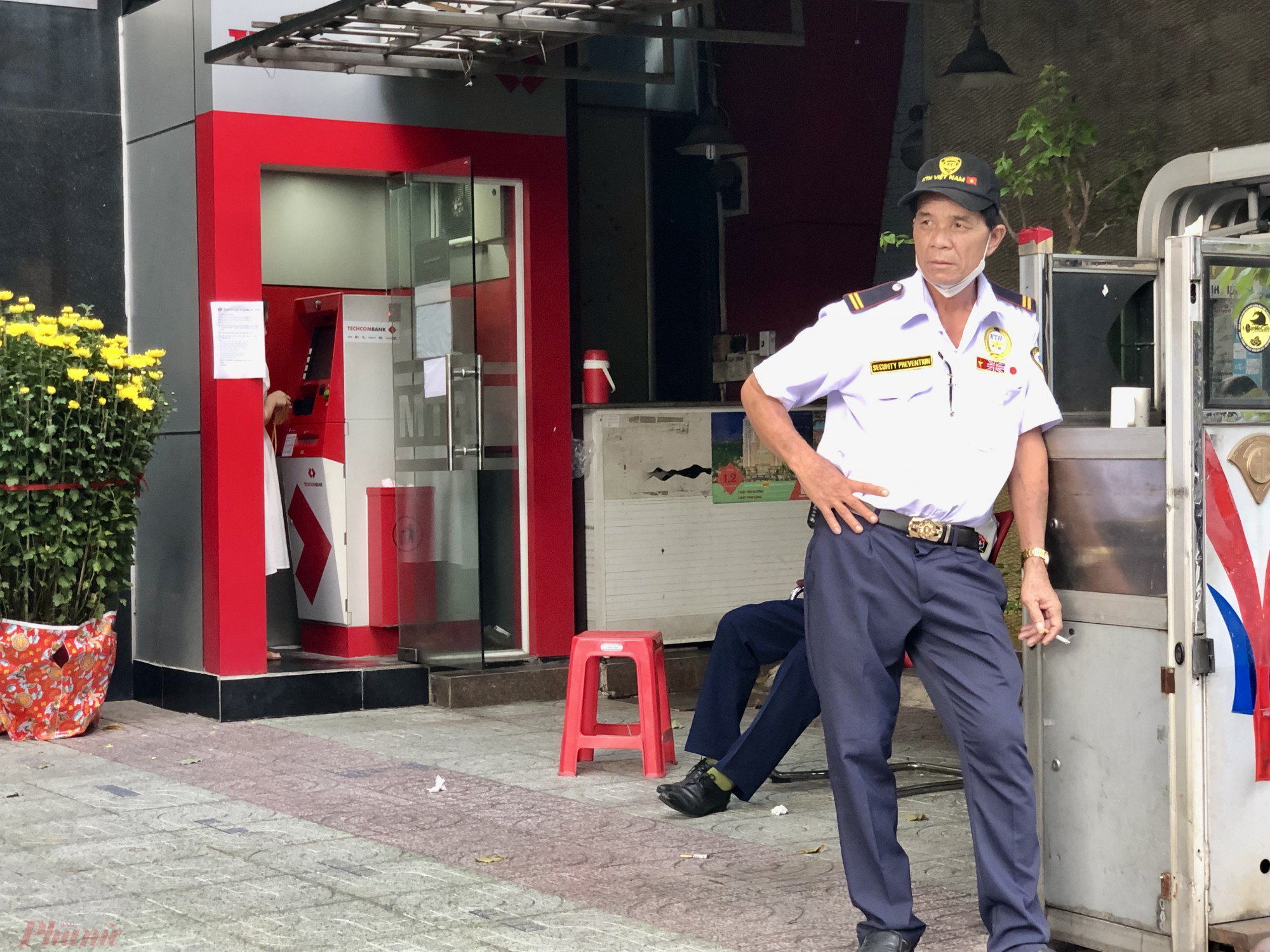 Trụ ATM của ngân hàng TMCP Kỹ Thương Việt Nam (Techcombank) gần đó cũng chỉ vài khách ghé rút. 