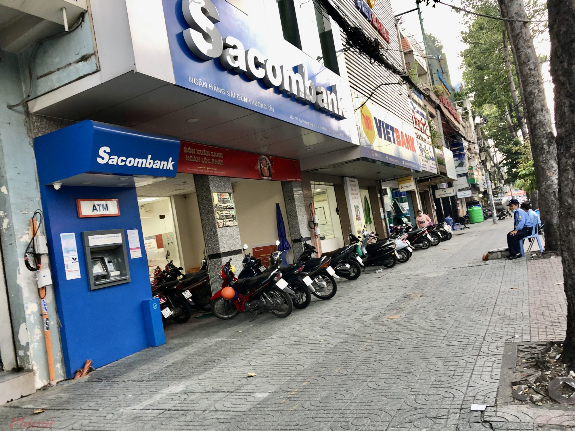 Trụ ATM của Sacombank và ngân hàng TMCP Việt Nam Thương Tín (Vietbank) cũng không có khách rút. Lượng tiền tại đây luôn dồi dào, hầu hết là các mệnh giá 500.000 đồng. 