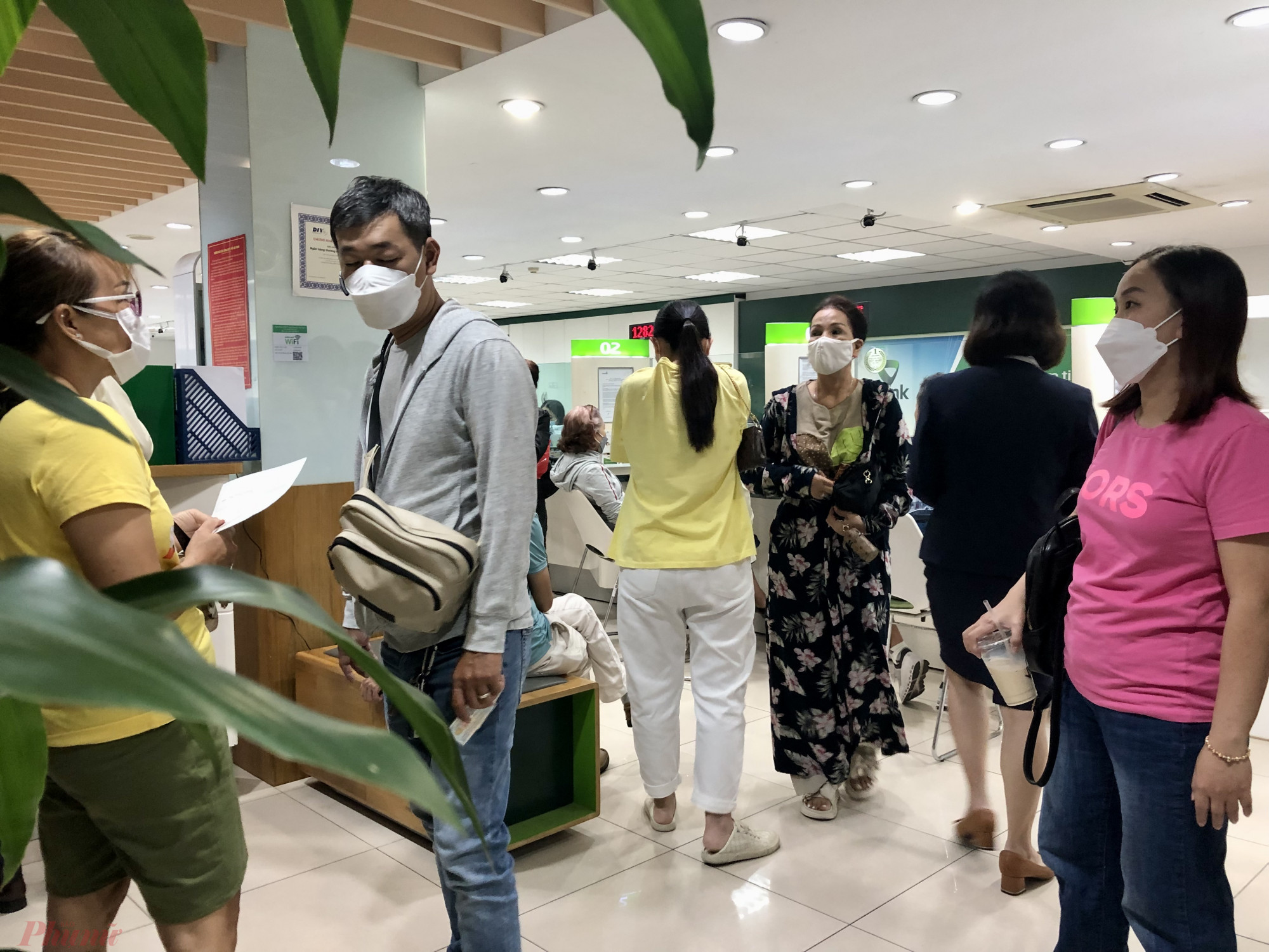 Lúc 15giờ chiều ngày 16/1 (chiều 25 Tết), lượng khách đến phòng giao dịch tại Vietcombank chi nhánh Bến Thành (quận 1, TPHCM) khá đông. 
