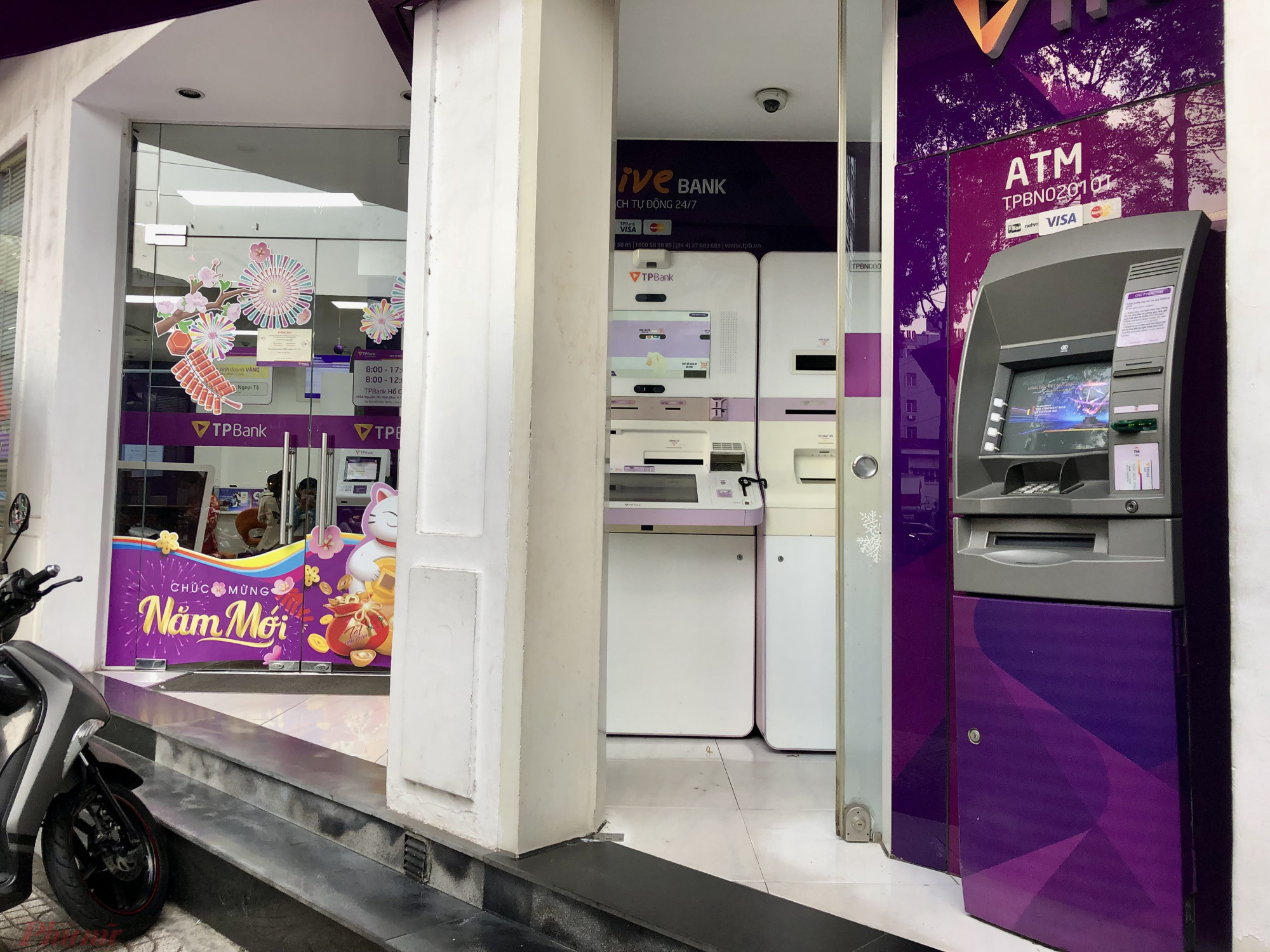 Trụ ATM trước phòng giao dịch không có cảnh chờ xếp hàng rút tiền. 