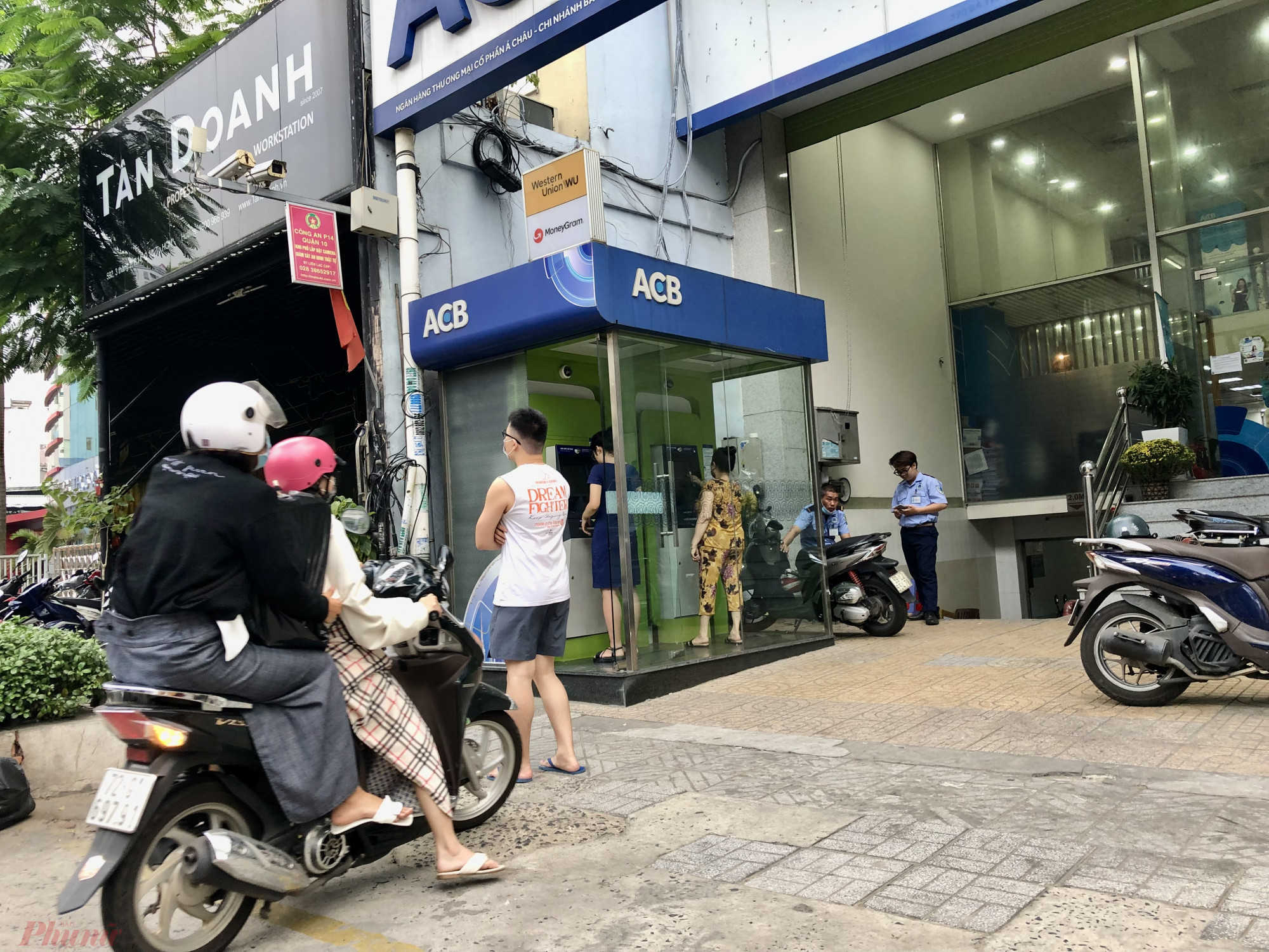 ATM tại ngân hàng TMCP Á Châu (ACB) trên đường 3/2 (quận 10, TPHCM) cũng chỉ vài khách chờ rút. 