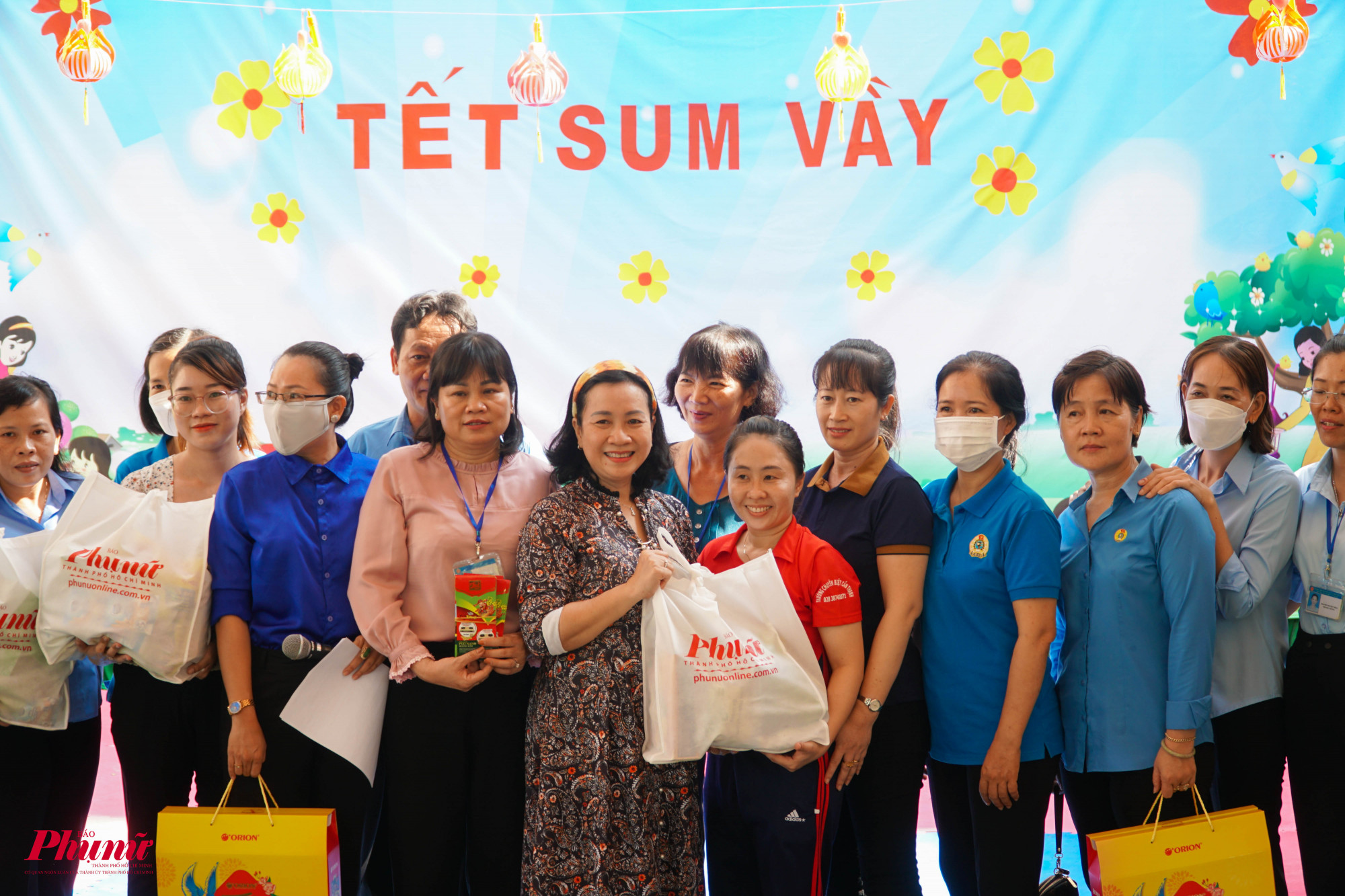 Trong dịp này, báo Phụ nữ TPHCM cũng tặng quà Tết cho tập thể cán bộ, giáo viên trường Chuyên biệt Cần Thạnh