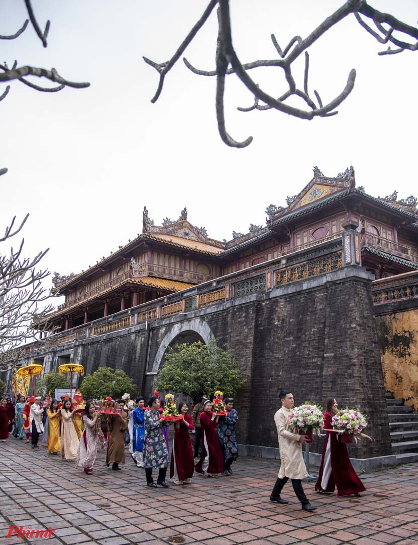 Đoàn rước đi qua phía cổng Ngọ Môn