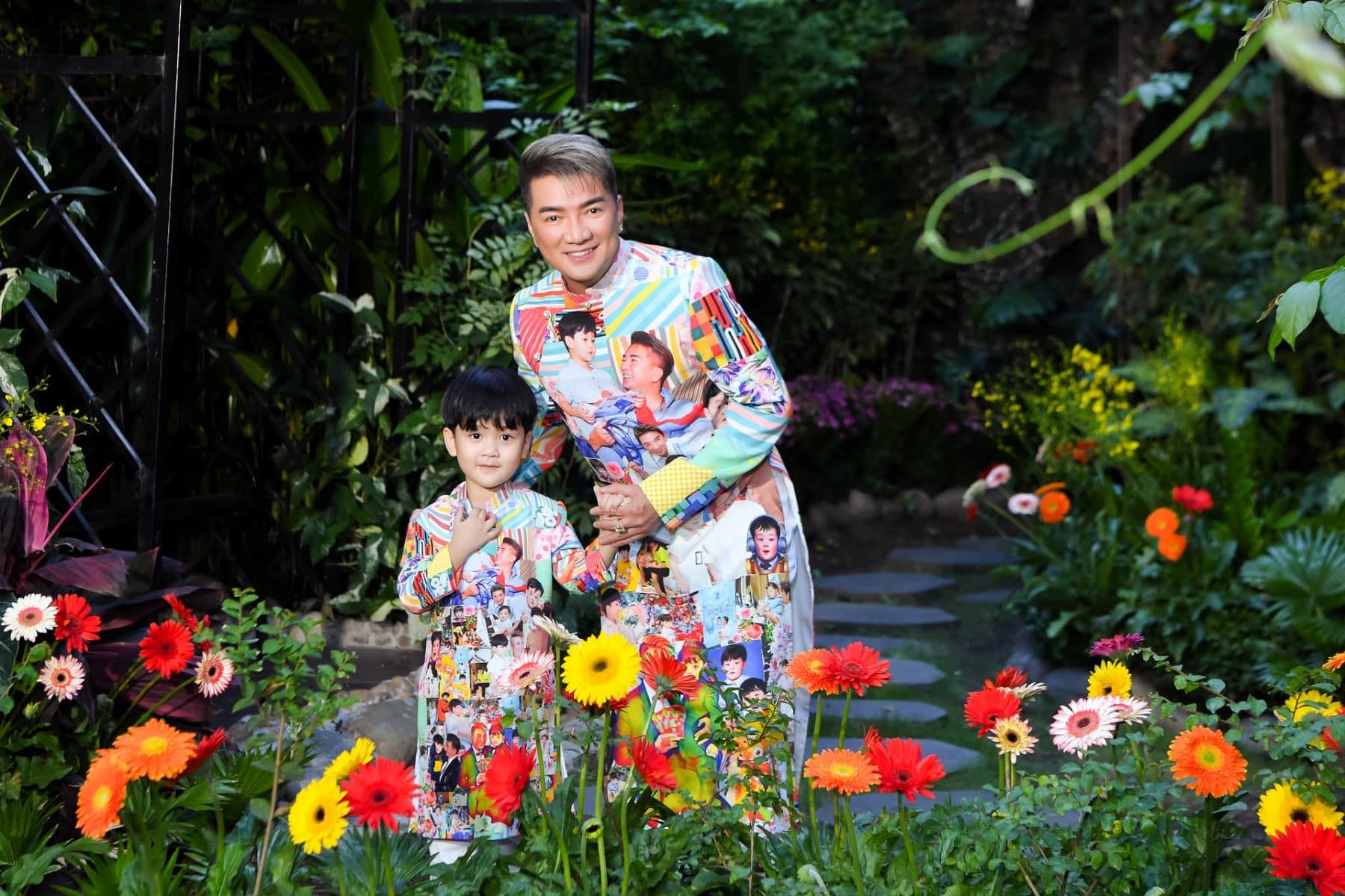 Ca sĩ Đàm Vĩnh Hưng và con trai - bé Polo Huỳnh (3 tuổi) chụp ảnh ngày tết trong không gian được trang trí hoa đầy màu sắc tươi vui, rực rỡ. 