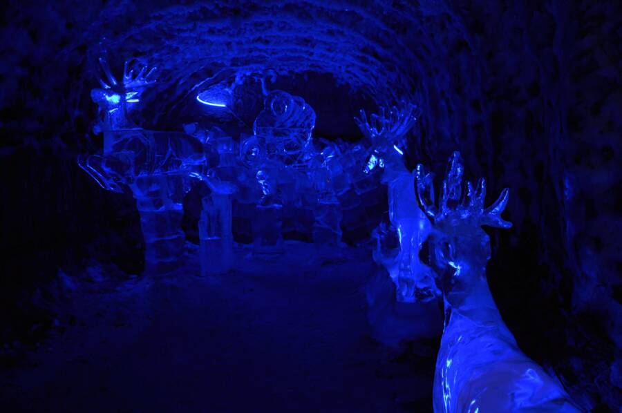 Bên trong Vương quốc băng vĩnh cửu của Yakutsk, một bảo tàng tuyệt đẹp với hàng chục tác phẩm điêu khắc bằng băng không bao giờ tan chảy.