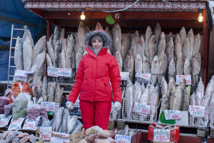 Các khu chợ ngoài trời của Yakutsk không cần tủ lạnh vì không khí lạnh đảm bảo cá và các loại thực phẩm khác luôn tươi ngon.