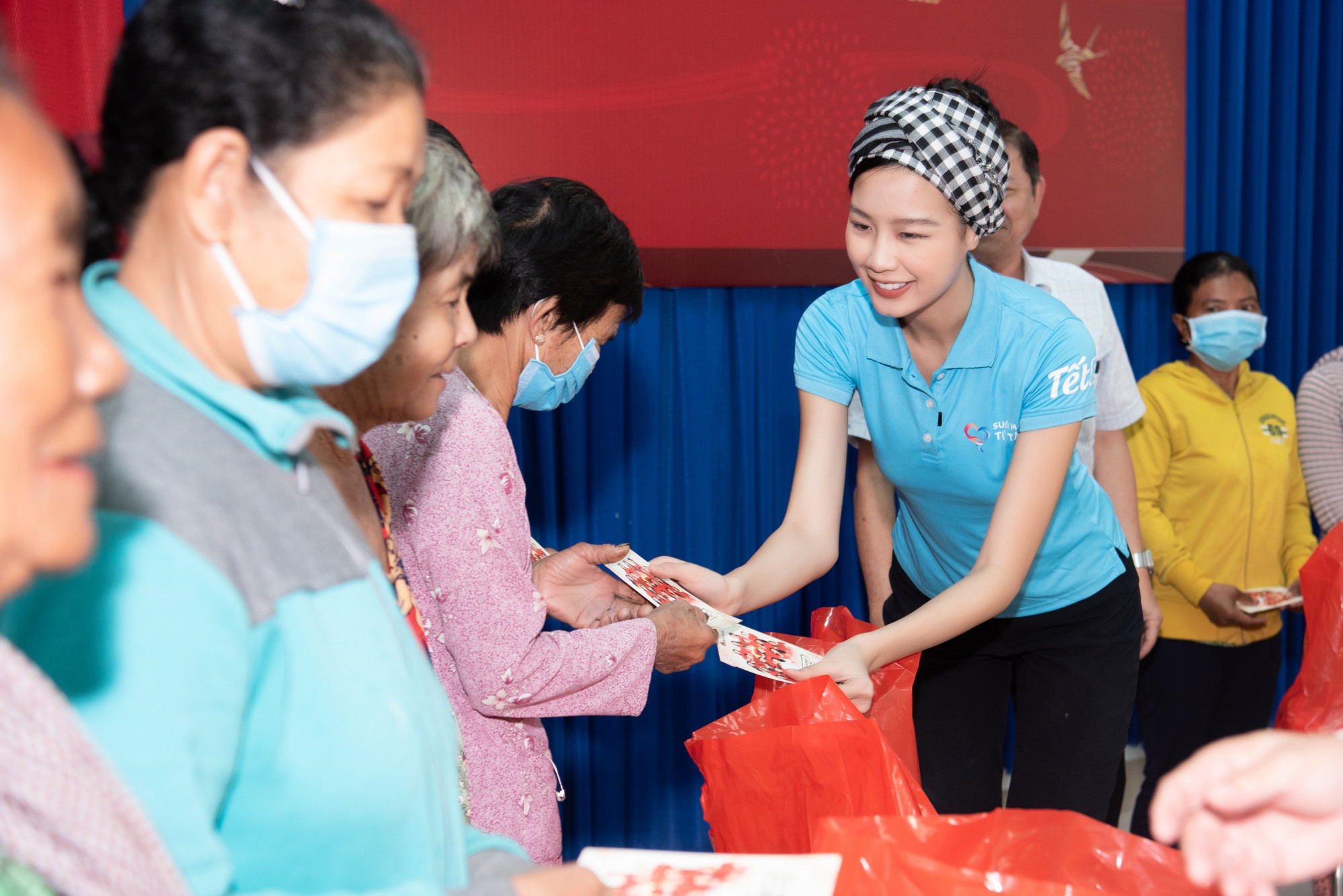 Bảo Ngọc cũng gửi tặng 200 phần quà nhu yếu phẩm và bao lì xì với tổng trị giá 107.500.000 VNĐ đến với các hộ gia đình khó khăn sinh sống trên địa bàn thuộc xã Thành Long, huyện Châu Thành, tỉnh Tây Ninh. 