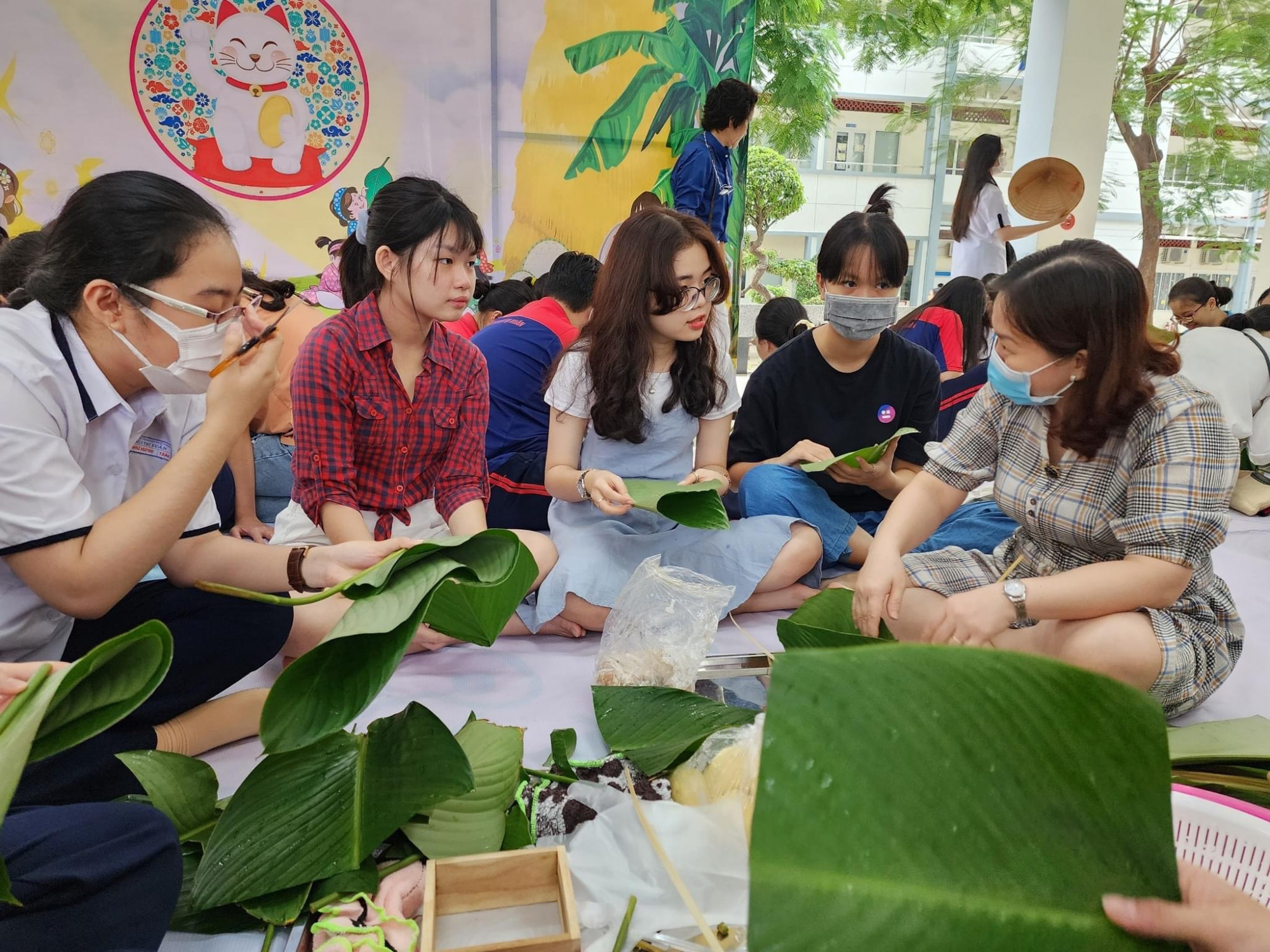 Học sinh Trường THPT Bùi Thị Xuân hào hứng học hỏi về phong tục gói bánh chưng trong ngày tết cổ truyền của dân tôc