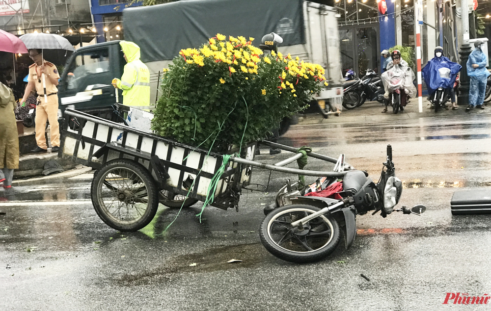 Xe máy kéo cộ chở hoa cúc Tết gặp nạn