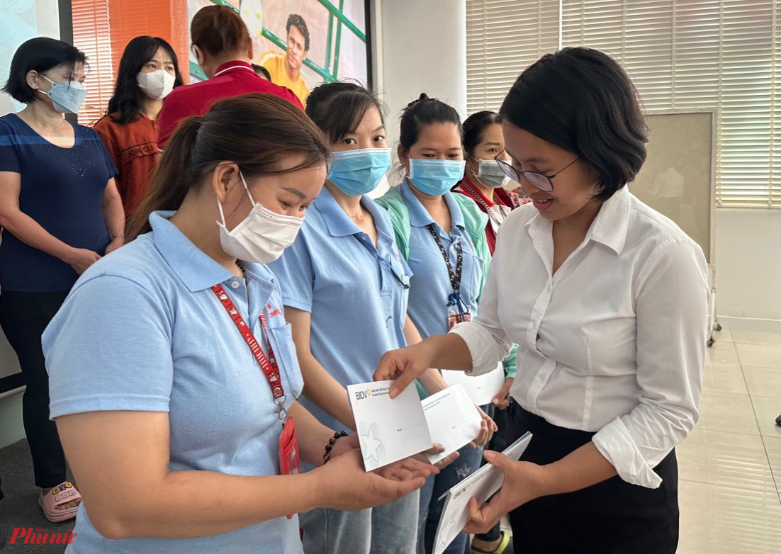 Bà Nguyễn Thị Thu Giang - Ủy viên Ban Chấp hành Công đoàn BIDV trao quà tết cho nữ công nhân 