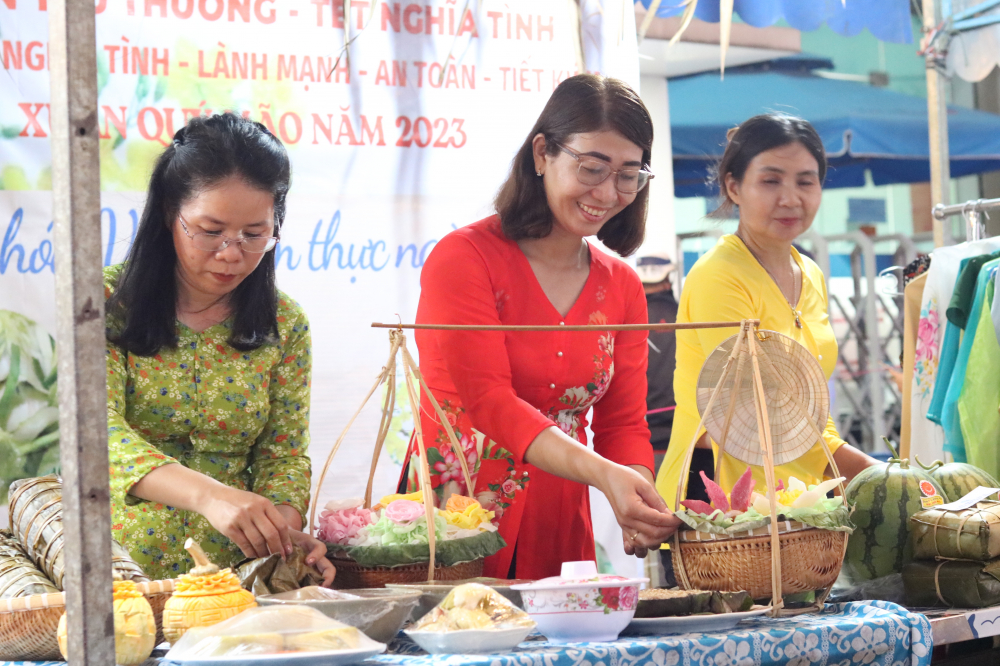 Khu vực giới thiệu ẩm thực ngày Tết tại chợ hoa đường Lê Thị Riêng của Hội LHPN quận 12. 