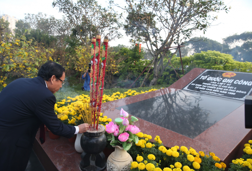 Các thế hệ lãnh đạo và nhân dân TPHCM luôn tri ân những cống hiến to lớn của những người đã không tiếc máu xương hy sinh cho độc lập tự do của Tổ quốc - Ảnh: Tường Lam.