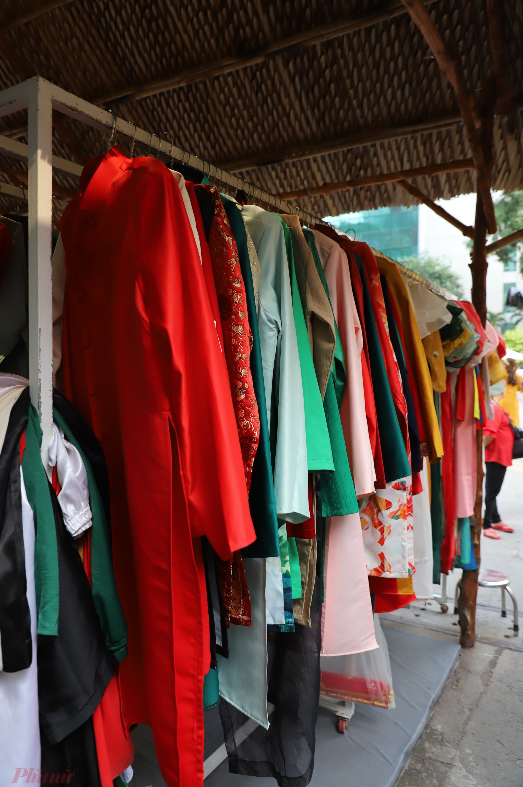 Tại cửa hàng cho thuê áo dài được treo hàng trăm bộ áo dài đủ màu sắc, kích thước để người dân tiện lựa chọn bộ đồ phù hợp.