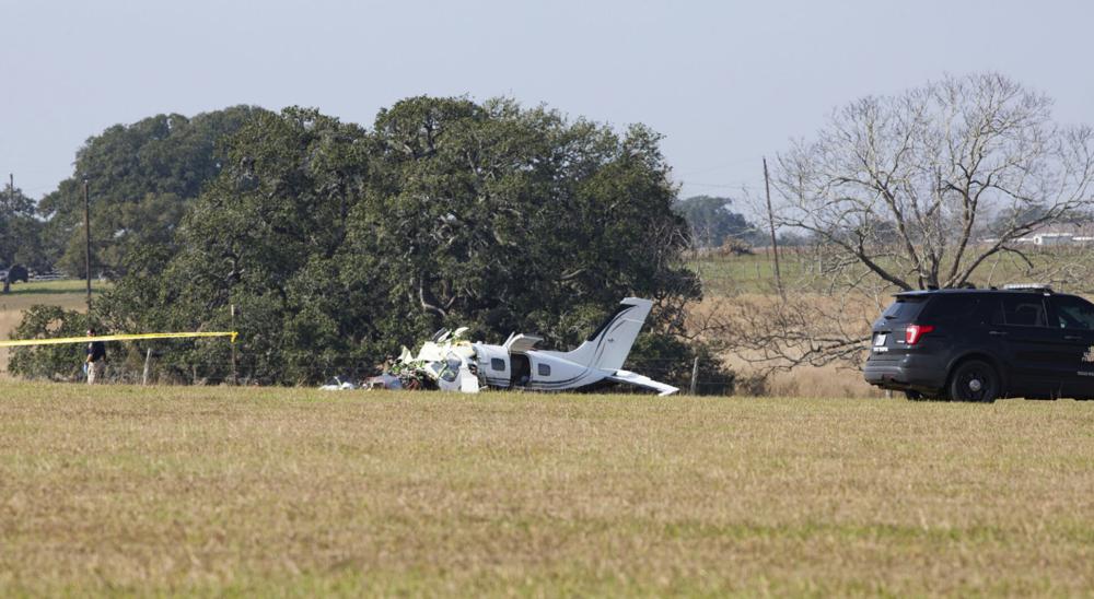 Mảnh vỡ của một chiếc máy bay nhỏ xuất hiện trên một cánh đồng bên ngoài thị trấn Yoakum, bang Texas. hôm 17/1
