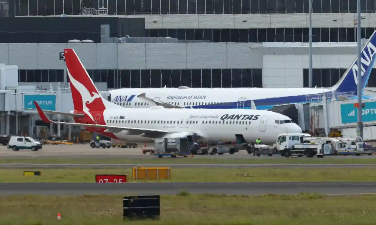 Chuyến bay của Qantas từ Auckland báo cáo rằng một trong các động cơ của nó đã bị hỏng và đưa ra một cuộc gọi khẩn cấp trước khi hạ cánh an toàn ở Sydney.