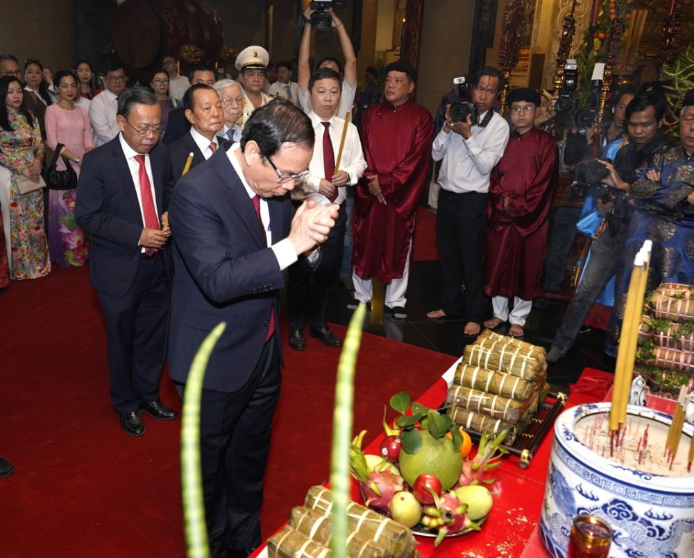 Bí thư Thành ủy TPHCM Nguyễn Văn Nên thực hiện nghi thức dâng cúng bánh tét nhân dịp Tết cổ truyền.