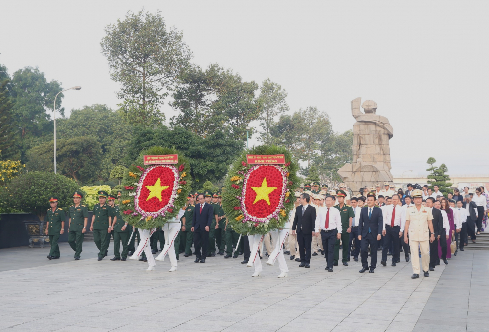 Đoàn đại biểu TPHCM dâng hoa, dâng hương tại Nghĩa trang Liệt sĩ TPHCM - Ảnh: Tường Lam.