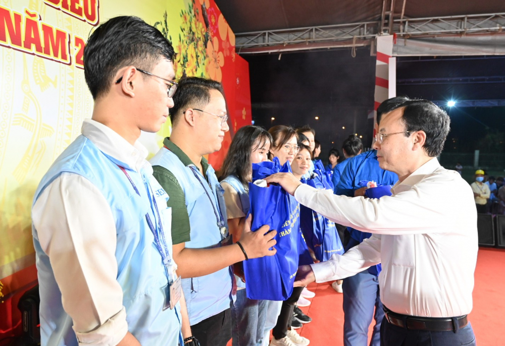 Phó bí thư Thành ủy TPHCM trao quà Tết cho các công nhân, người lao động dự họp mặt - Ảnh: Quốc Thanh.