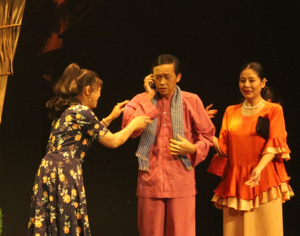 Sự tung hứng nhịp nhàng của các diễn viên, điển hình như Hồng Trang, Hoài Linh và Nam Thư, đã mang đến tiếng cười nhẹ nhàng cho người xem.