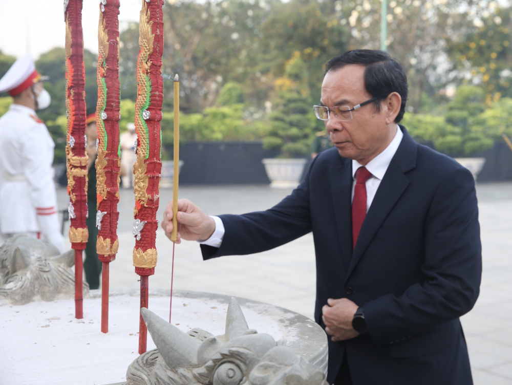 Bí thư Thành ủy TPHCM Nguyễn Văn Nên dẫn đầu đoàn đại biểu TPHCM dâng hương tưởng niệm các anh hùng liệt sĩ tại Nghĩa trang Liệt sĩ TPHCM.