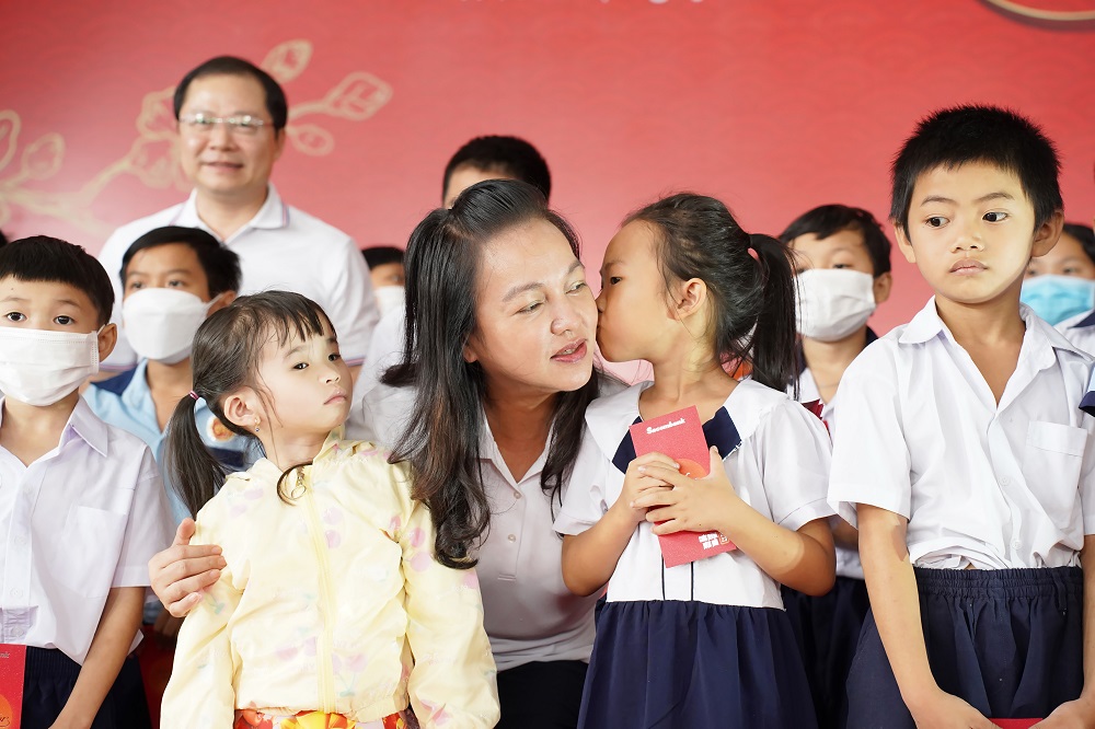 Bà Nguyễn Đức Thạch Diễm - Phó chủ tịch HĐQT, Tổng giám đốc Sacombank trao lì xì tết các em học sinh có hoàn cảnh gia đình khó khăn trên địa bàn huyện Bình Chánh