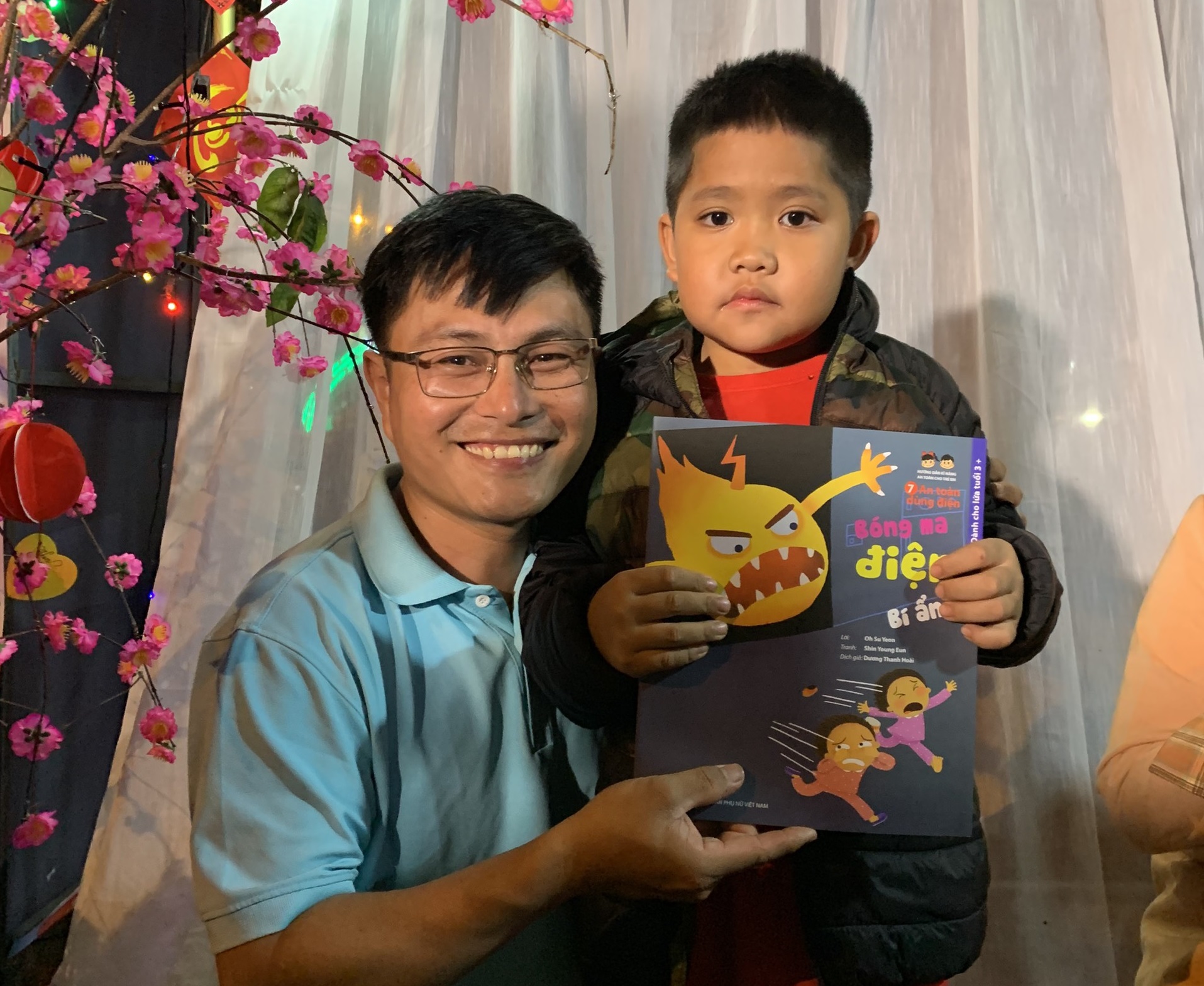 Một cháu nhỏ không giấu được niềm vui khi được chương trình tặng sách miễn phí