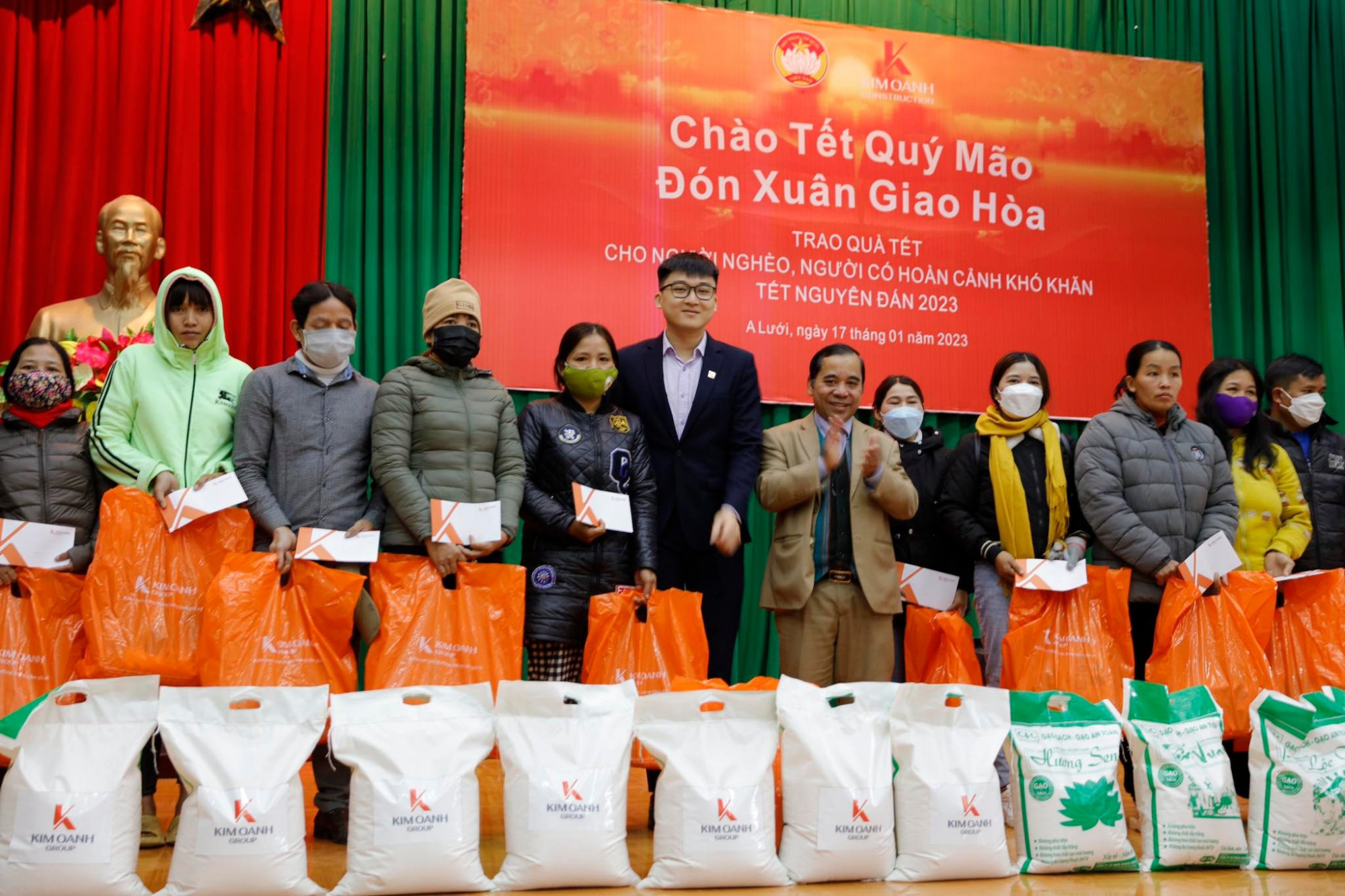 Quỹ từ thiện Kim Oanh trao quà cho bà con nghèo ở huyện A Lưới (Thừa Thiên - Huế)