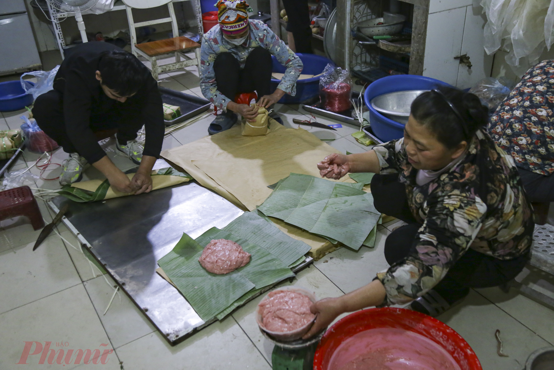 Làng nghề Hoàng Trung (xã Hồng Dương, huyện Thanh Oai, TP. Hà Nội) làm giò quanh năm, nhưng nhộn nhịp nhất là vào dịp giáp tết Nguyên đán.