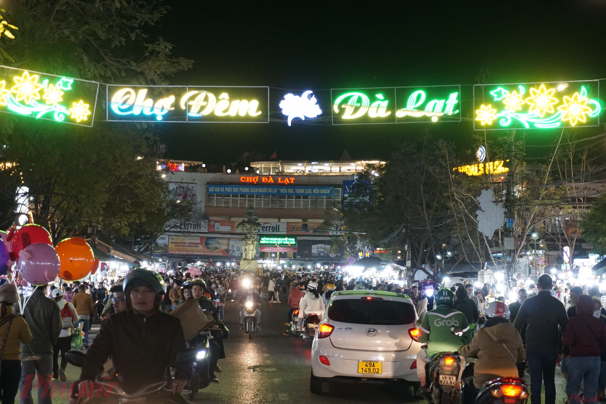 Chỉ còn vài ngày nữa là Tết Nguyên đán nhưng lượng khách đổ về Đà Lạt hiện khá đông. Và như thường lệ chợ đêm nằm ngay trung tâm thành phố vẫn là điểm đến yêu thích của các du khách.