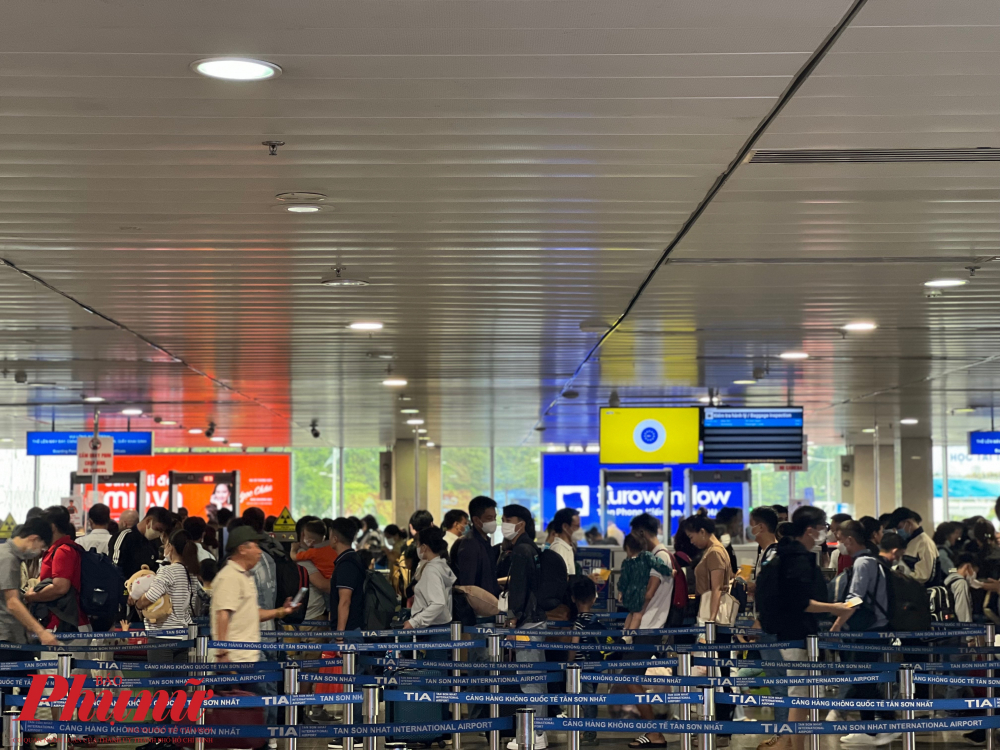 Trong khi đó, khác hẳn với cao điểm mùa hè, cận Tết khu vực soi chiếu an ninh tại Cảng hàng không Tân Sơn Nhất lượng khách ít hơn, khách làm thủ tục an ninh nhanh hơn.