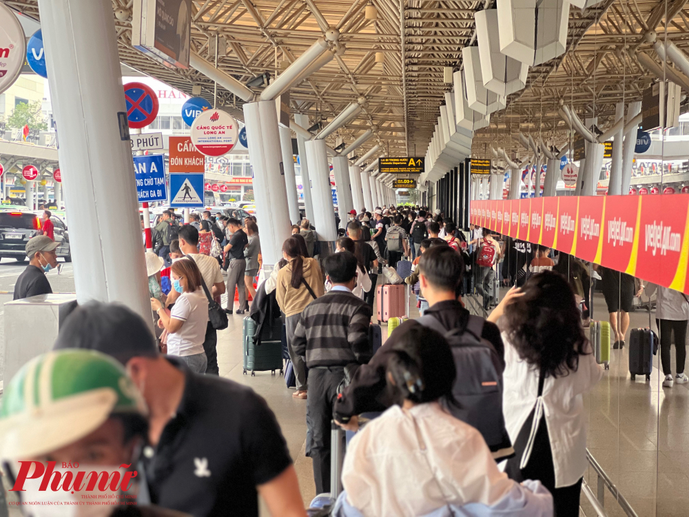 Khách đông đúc tại khu vực lối đi giữa hai sảnh A, B Cảng hàng không Quốc tế Tân Sơn Nhất.