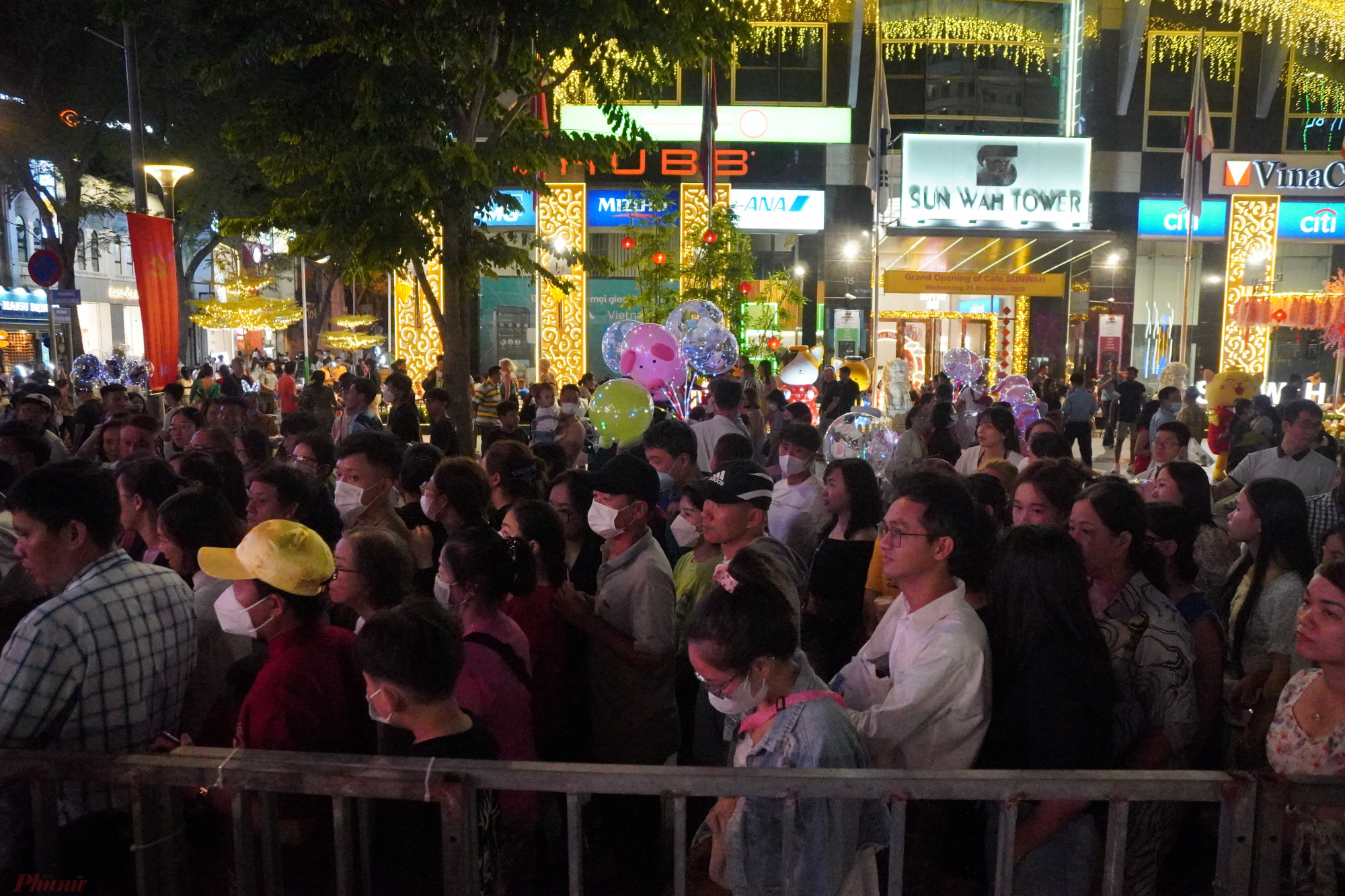 Rất đông người dân háo hức vào thưởng lãm đường hoa xuân Nguyễn Huệ năm 2023.