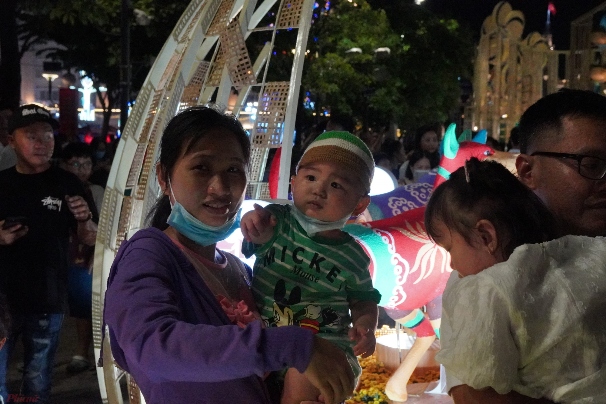 Nhiều em nhỏ thích thú cùng ba, mẹ đến đường hoa Nguyễn Huê.