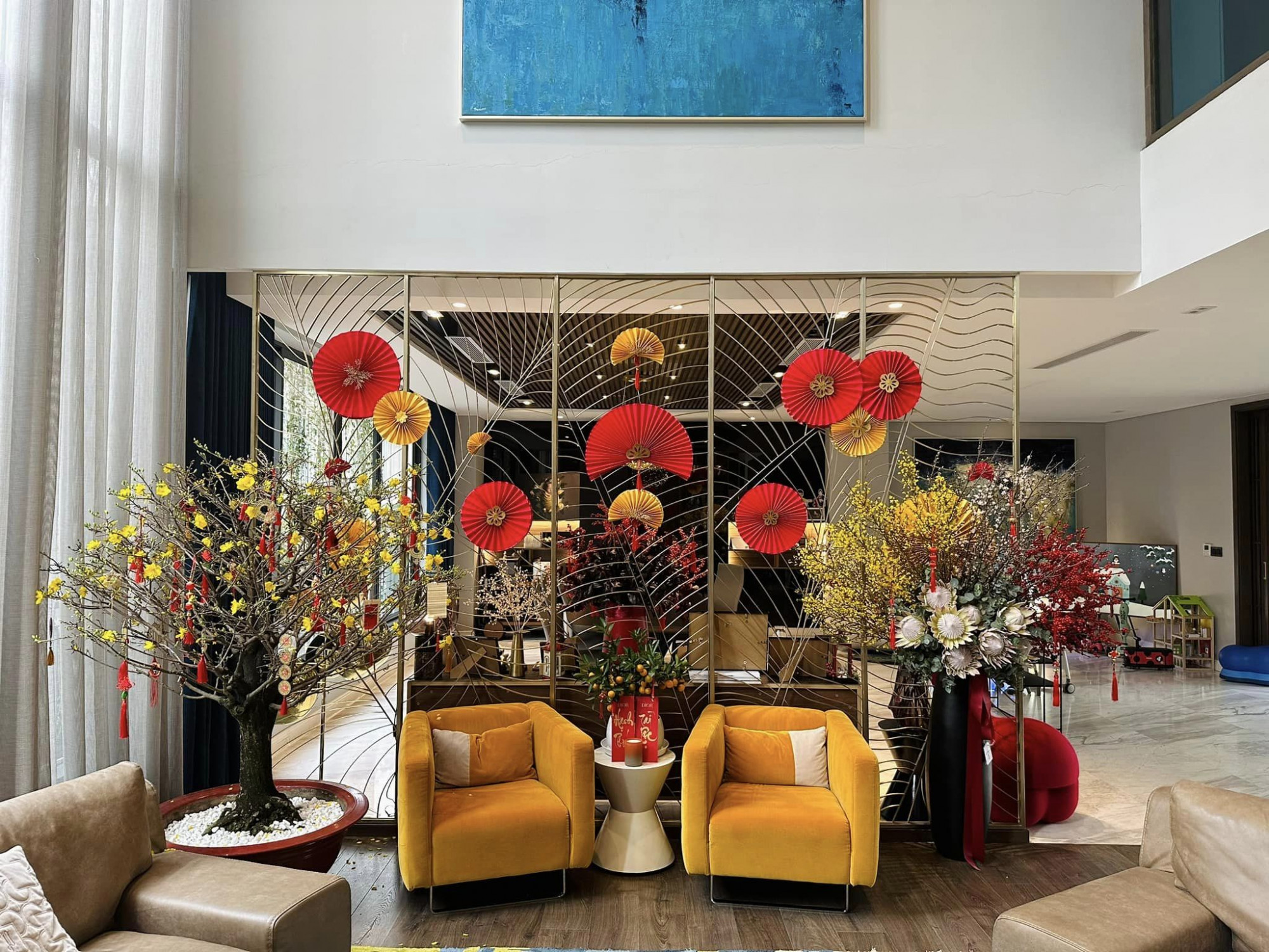 Không gian nhà của người mẫu - diễn viên Đàm Thu Trang và chồng doanh nhân được trang trí nhiều hoa