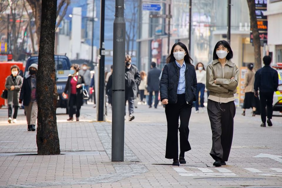 Người dân đeo khẩu trang đi dạo trong khu mua sắm giữa đại dịch COVID-19 ở Seoul, Hàn Quốc