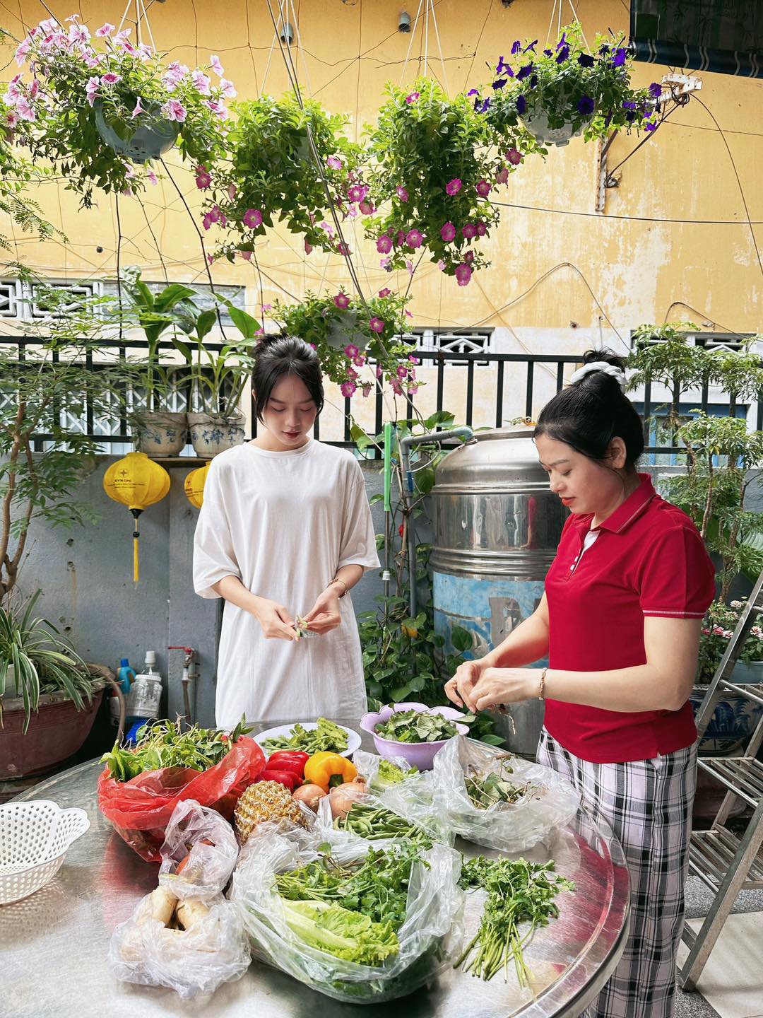 Vừa về quê, Hoa hậu Thanh Thủy đã lao ngay vào bếp phụ mẹ nấu các món ăn để cúng lễ.