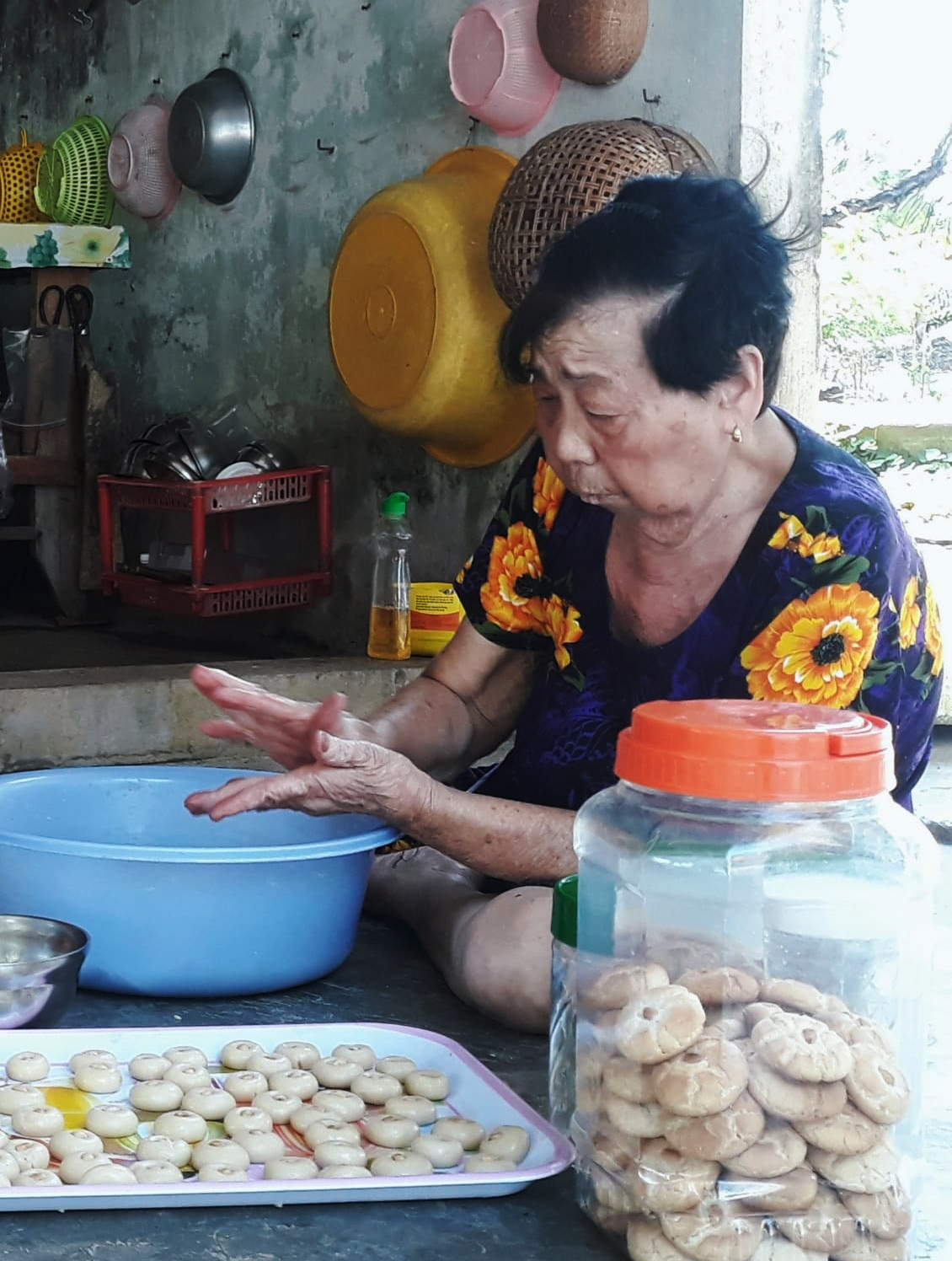 Bà của anh Điền lớn tuổi nhưng vẫn tham gia vào quá trình làm bánh. Anh Điền nói hiện bánh mứt có thể mua ngoài tiệm, chợ, siêu thị nhưng không khí gia đình quây quần làm bánh thú vị hơn rất nhiều. 