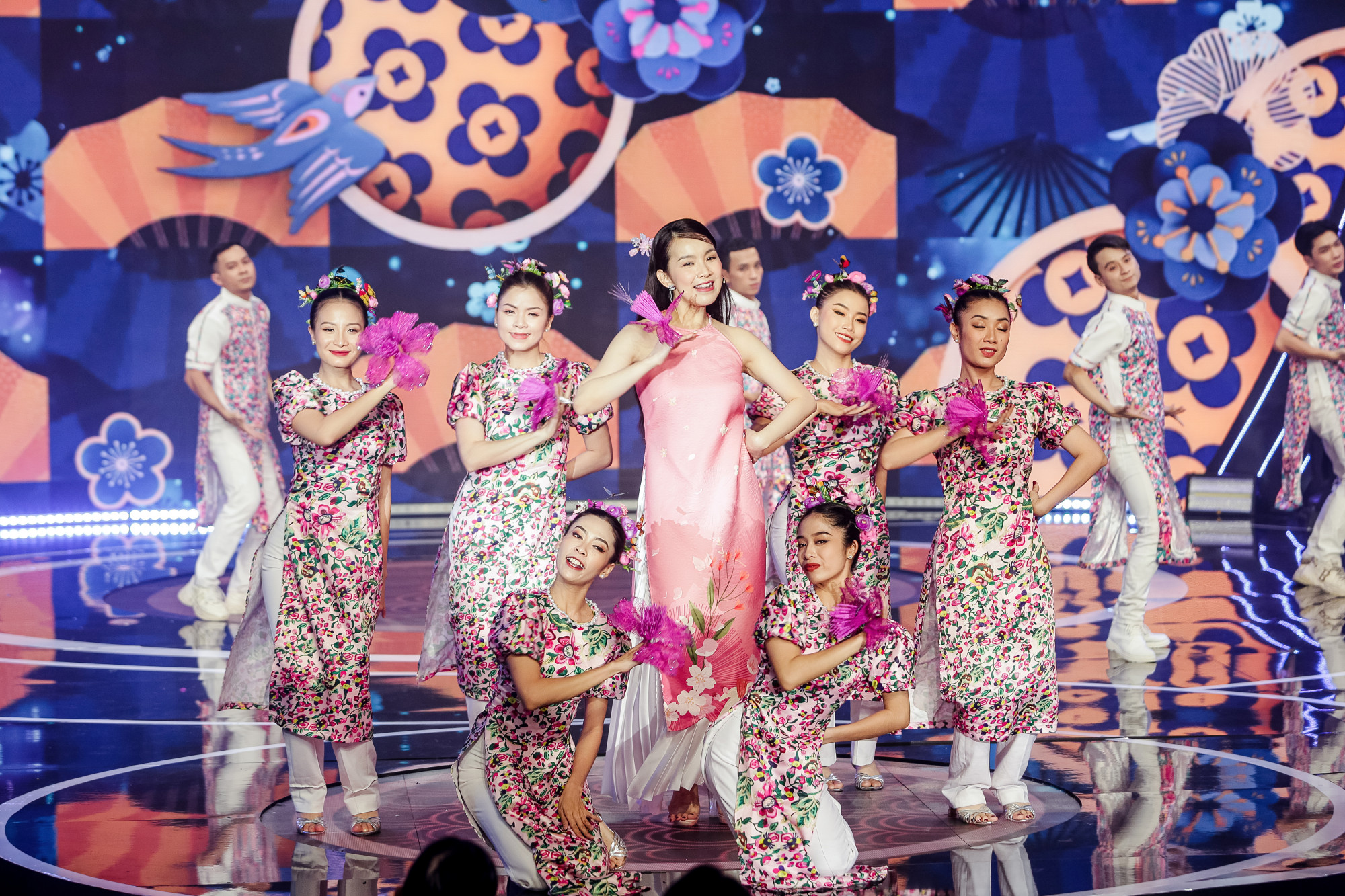 Hoa hậu Thuỳ Lâm hát mở màn cho chương trình, với tiết mục đầy màu sắc, thu hút