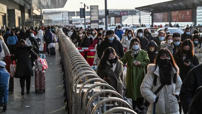 Hành khách đến nhà ga Hongqiao ở Thượng Hải vào ngày 20/1/2023, khi mọi người trở về quê ăn Tết Nguyên Đán