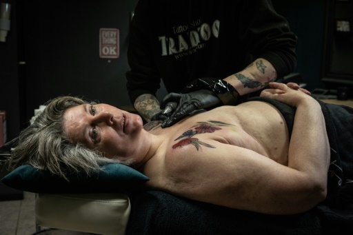 Jacqueline van Schaik xăm hình để che vết sẹo do cắt bỏ ngực  Ảnh: AFP