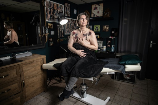 Jacqueline van Schaik xăm hình để che vết sẹo do cắt bỏ ngực  Ảnh: AFP