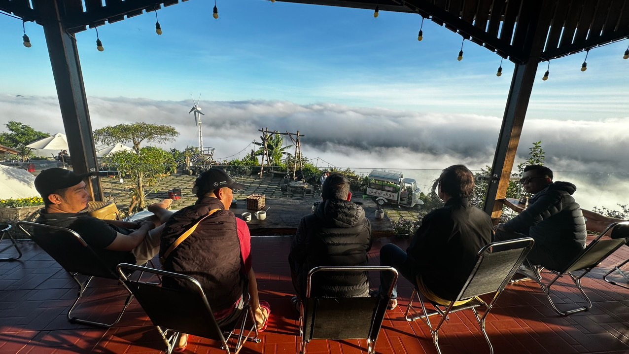 Cả nhà cùng dậy sớm uống cà phê và ngắm mây trước mặt (ảnh NVCC)