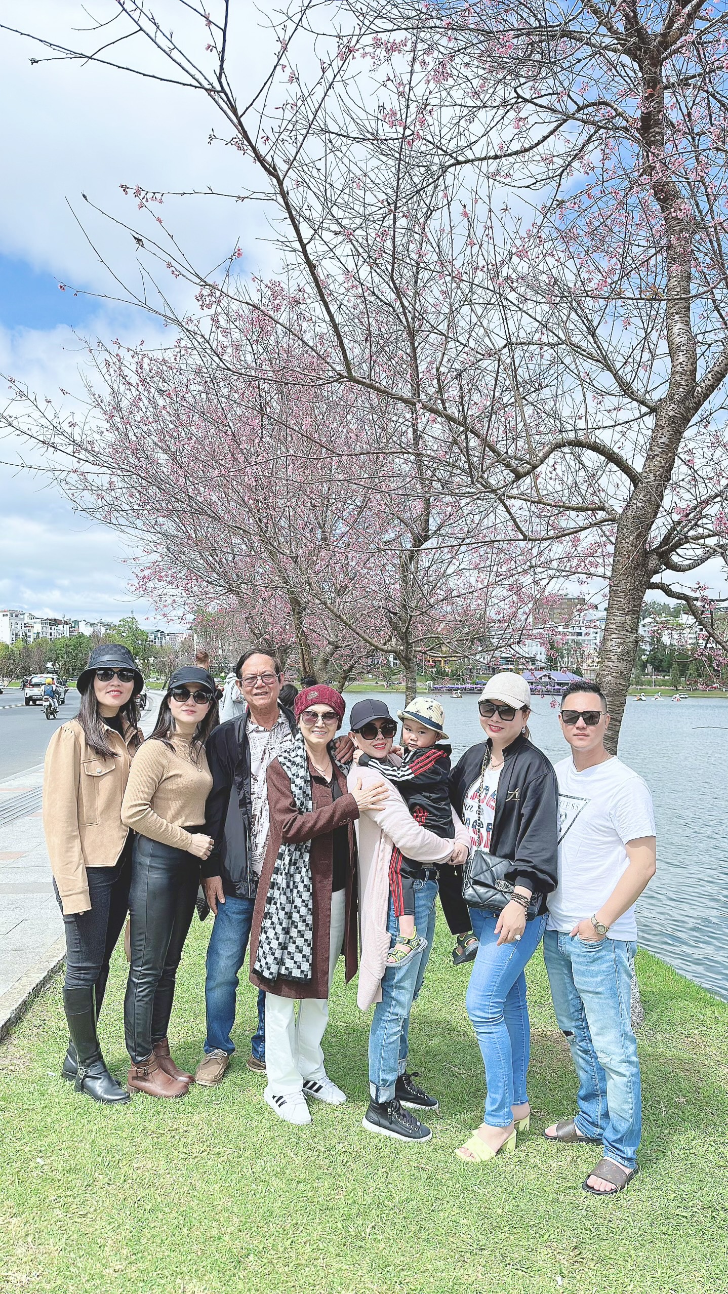 Tận hưởng những cái tết còn đông đủ để thấy mình vẫn còn hạnh phúc trong từng phút giây là quá đủ rồi (ảnh NVCC)