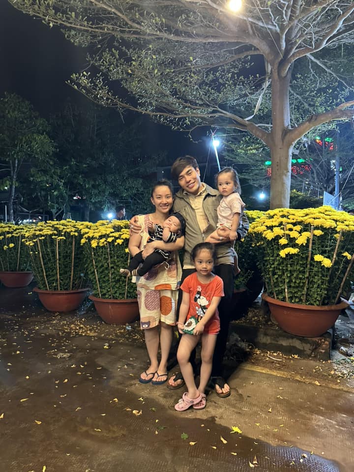 Diễn viên Lê Dương Bảo Lâm cùng vợ và các con chụp ảnh 