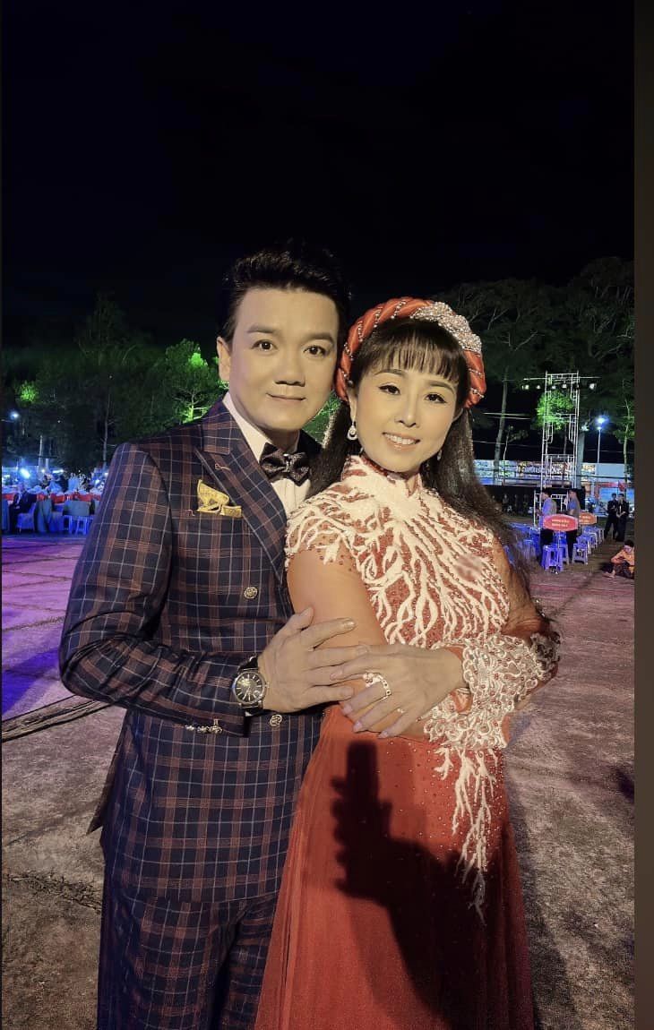NSƯT Lê Tứ và bà xã - nghệ sĩ Hà Như hạnh phúc khi biểu diễn phục vụ khán giả ở Trà Vinh trong chương trình nghệ thuật chào năm mới.