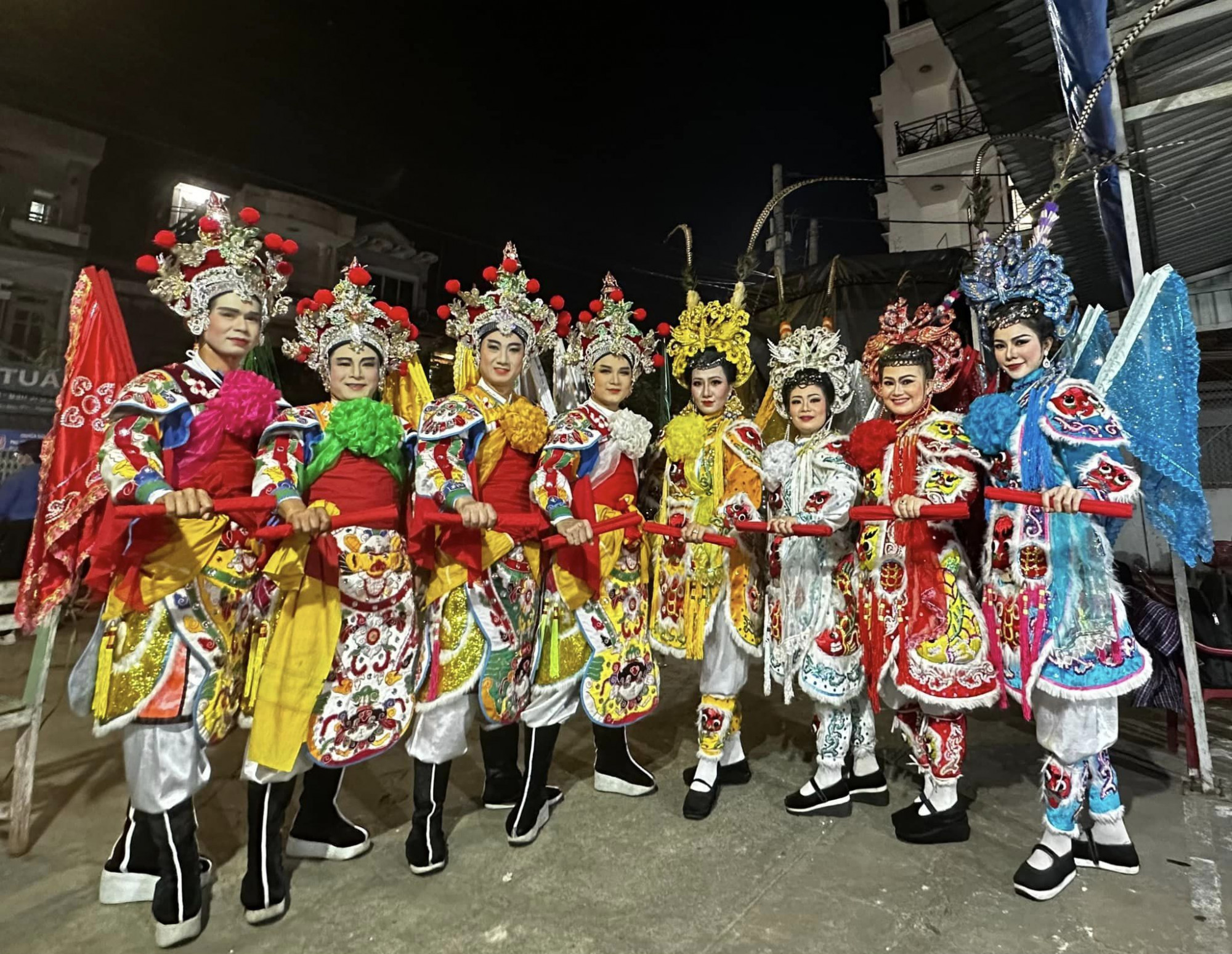 Đoàn nghệ sĩ của Nhà hát Nghệ thuật Hát bội Phương Nam biểu diễn phục vụ tại huyện Hóc Môn, TPHCM. 